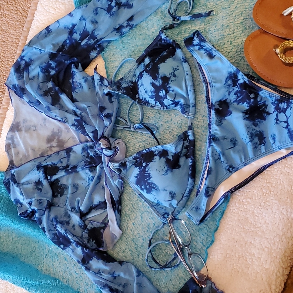 BLUE 3 PIECE BIKINI SET IN SIZE MEDIUM
